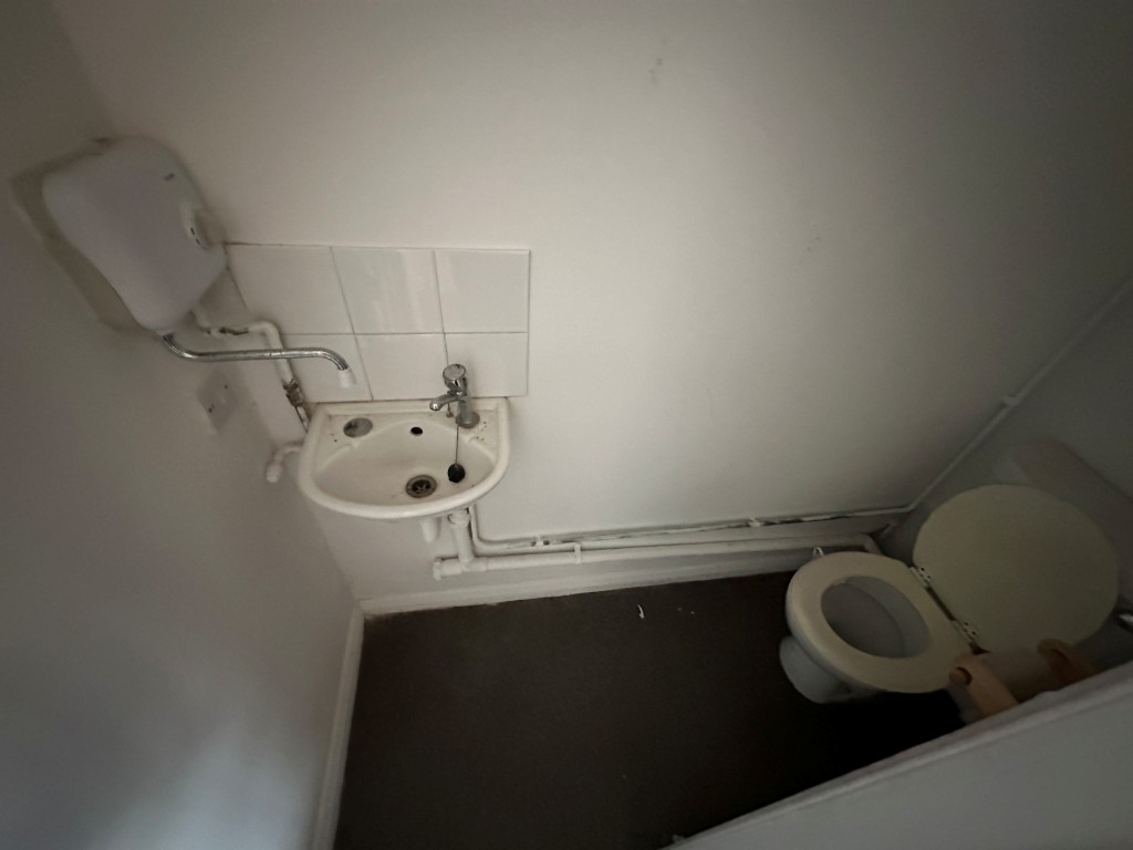 Lot: 11 - COMMERCIAL UNIT WITH FREEHOLD OF BLOCK - WC and Basin